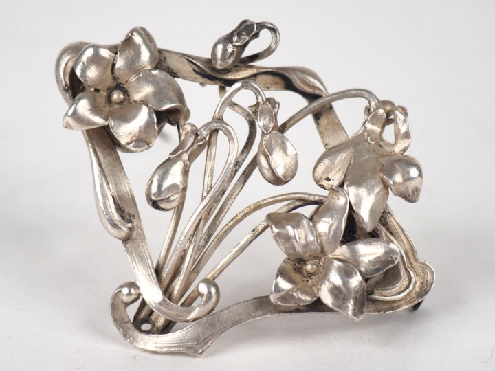 Henri TETERGER fils. Broche Art nouveau en argent à décor en relief de