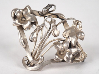 Vente aux enchères Henri TETERGER fils. Broche Art nouveau en argent à décor en relief de