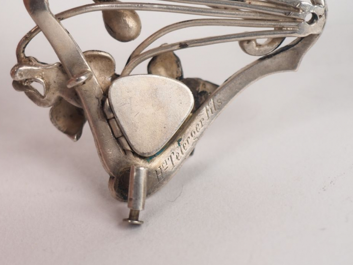 Henri TETERGER fils. Broche Art nouveau en argent à décor en relief de