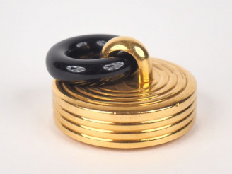 Vente aux enchères CARTIER. Petite boîte à fard en or et verre. Signée Poids tel. 20,17 g