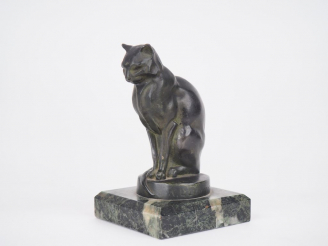 Vente aux enchères Max LE VERRIER. "Chat siamois assis" Sujet en régule à patine verte. S