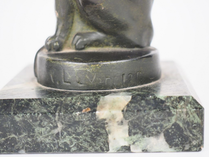 Max LE VERRIER. "Chat siamois assis" Sujet en régule à patine verte. S