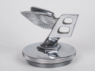 Vente aux enchères Mascotte automobile Bentley en métal argenté. Dim. 9 x 10 x 9 cm.