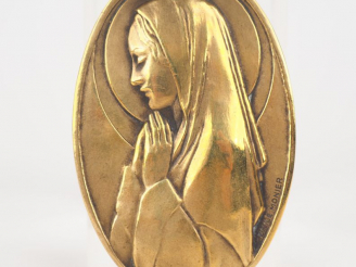 Vente aux enchères Emile MONIER. "Sainte Vierge". Grande médaille en bronze, signée en ba