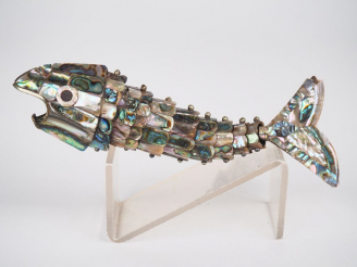 Vente aux enchères Sujet en métal et nacre figurant un poisson articulé. L. 18 cm. (Petit