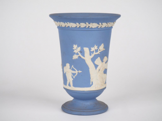 Vente aux enchères 	WEDGWOOD. Vase en biscuit à décor de personnages à l'antique sur fond