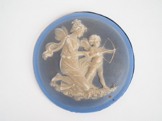 Vente aux enchères WEDGWOOD. Médaillon, décor de scène à l'antique. Diam. 11 cm.