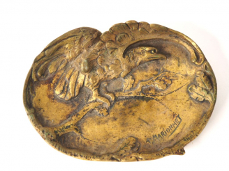 Vente aux enchères Albert MARIONNET. Vide-poche en bronze à décor d'aigle. Signé. Dim. 3 