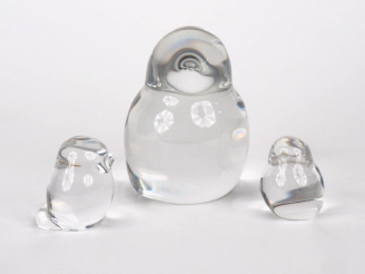 Vente aux enchères DAUM France. 3 sujets en cristal, "moineaux". Signés. H. de 4 à 8,5 cm