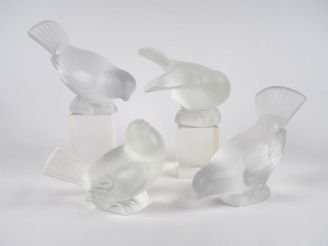 Vente aux enchères LALIQUE France. Suite de 4 sujets en cristal "moineaux" Signés Lalique