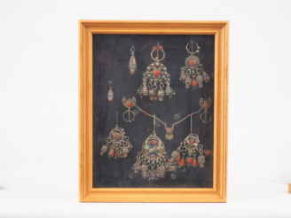 Vente aux enchères Parure Afrique du nord en métal argenté ou argent bas-titre, émail et 