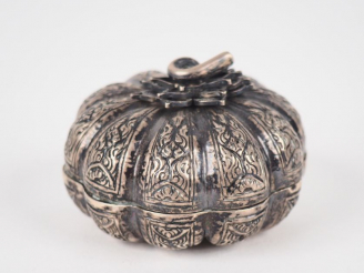 Vente aux enchères Boîte à pilules extrême-orient en métal argenté ou argent bas-titre fo