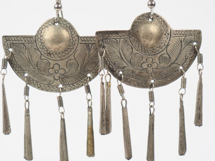 Paire de boucles d'oreilles Afrique du Nord en métal argenté ou argent