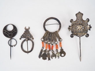 Vente aux enchères 4 différentes fibules en métal argenté ou argent bas-titre et cabochon