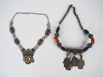 Vente aux enchères 2 colliers Afrique du nord en métal argenté ou argent bas-titre, émail