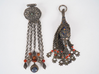 Vente aux enchères Broche et pendentif Afrique du nord en métal argenté ou argent bas-tit