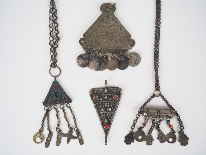4 pendentifs et 2 chaines Afrique du nord en métal argenté ou argent b