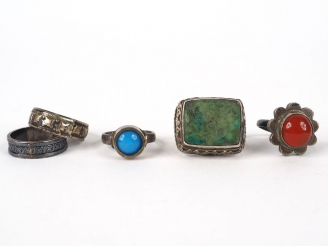 Vente aux enchères 3 bagues et 2 alliances Afrique du nord en métal argenté ou argent bas