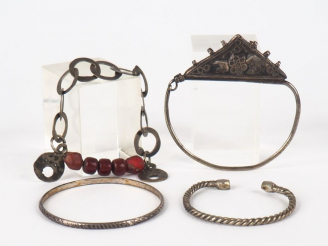 Vente aux enchères 4 bracelets Afrique du nord en métal argenté ou argent bas-titre et pi