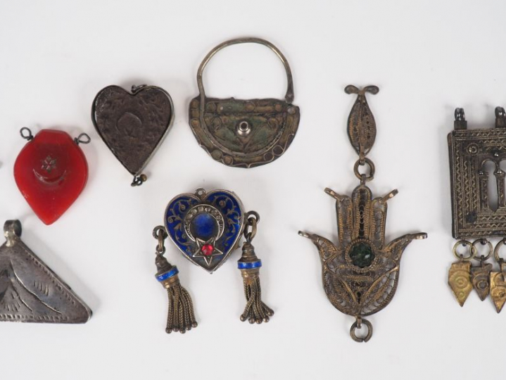 8 différents pendentifs en métal argenté ou argent bas titre, bois scu