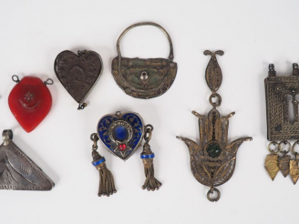 Vente aux enchères 8 différents pendentifs en métal argenté ou argent bas titre, bois scu