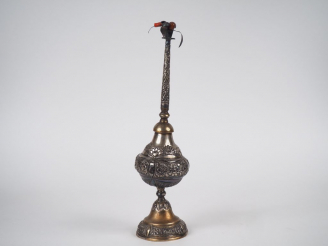 Vente aux enchères Aspersoir en argent bas-titre et pierres dures à décor de fleurs et de