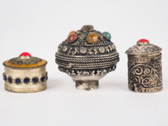 Vente aux enchères 3 différentes boîtes à pilules Afrique du nord  en métal argenté ou ar