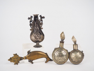 Vente aux enchères 4 flacons à odeur Afrique du Nord en métal argenté ou argent bas-titre