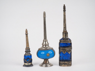 Vente aux enchères 3 aspersoirs Afrique du nord en métal argenté ou argent bas-titre et v