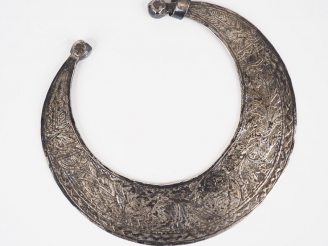 Vente aux enchères Fibule demi-lune Afrique du nord en argent bas-titre à décor de poisso