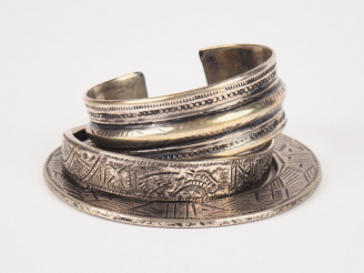 Vente aux enchères 3 bracelets Afrique du nord en métal argenté ou argent bas titre à déc