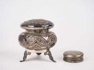 Vente aux enchères Sucrier Afrique du nord en métal argenté ou argent bas-titre à décor d