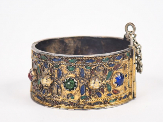 Vente aux enchères Large bracelet jonc Afrique du Nord en argent bas titre, émail polychr