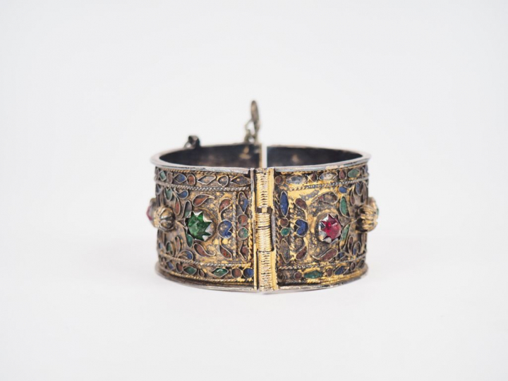 Large bracelet jonc Afrique du Nord en argent bas titre, émail polychr