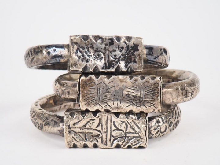 Trois différents bracelets d'esclave Afrique du Nord en argent bas tit