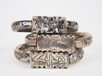 Vente aux enchères Trois différents bracelets d'esclave Afrique du Nord en argent bas tit