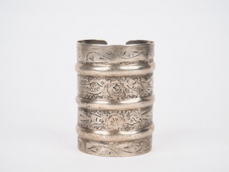 Vente aux enchères Important bracelet manchette Afrique du Nord en argent bas titre, à dé