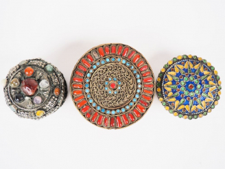 Vente aux enchères Ensemble comprenant : - une petite boite à pilules Afrique du Nord en 