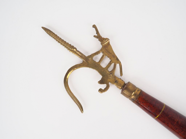 Sceptre africain en bois et laiton laiton à décor d'éléphant  L. 51 cm