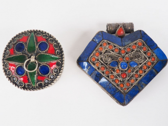 Vente aux enchères Ensemble comprenant : - un important pendentif formant boite de style 