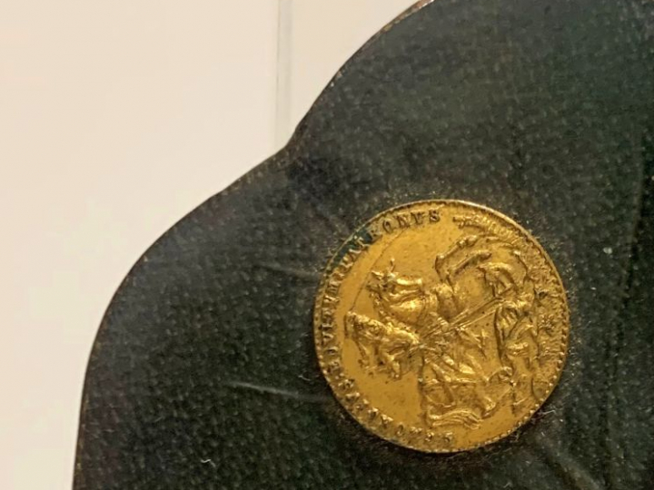 Carnet de bal Art Nouveau en cuir vert en forme de feuille et ornée d'