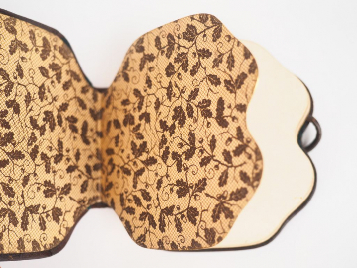 Carnet de bal Art Nouveau en cuir vert en forme de feuille et ornée d'