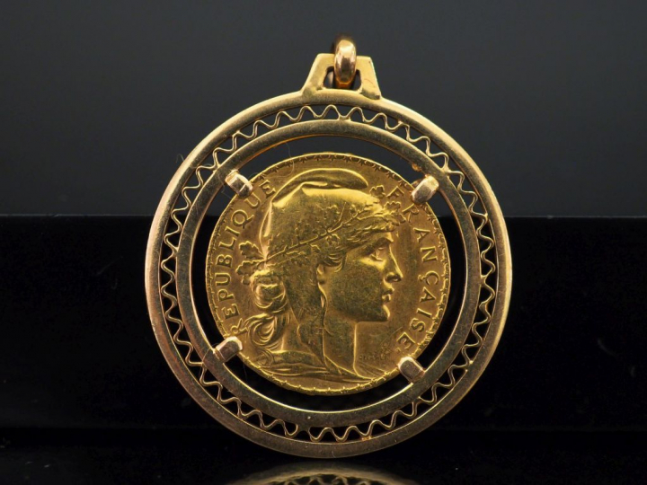 Pendentif en or jaune, à décor ajouré et serti en son centre d'une piè