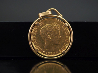 Vente aux enchères Pendentif en or jaune, sertie en son centre d'une pièce de 20 Pesetas 