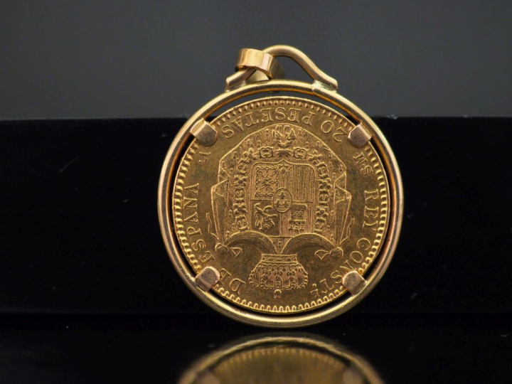 Pendentif en or jaune, sertie en son centre d'une pièce de 20 Pesetas 