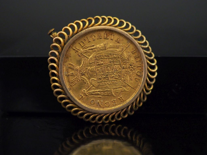 Broche en plaqué or, sertie en son centre d'une pièce de 40 Lire or, 1