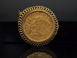 Vente aux enchères Broche en plaqué or, sertie en son centre d'une pièce de 40 Lire or, 1