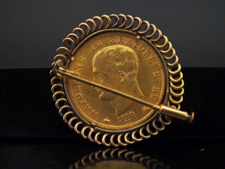 Broche en plaqué or, sertie en son centre d'une pièce de 40 Lire or, 1