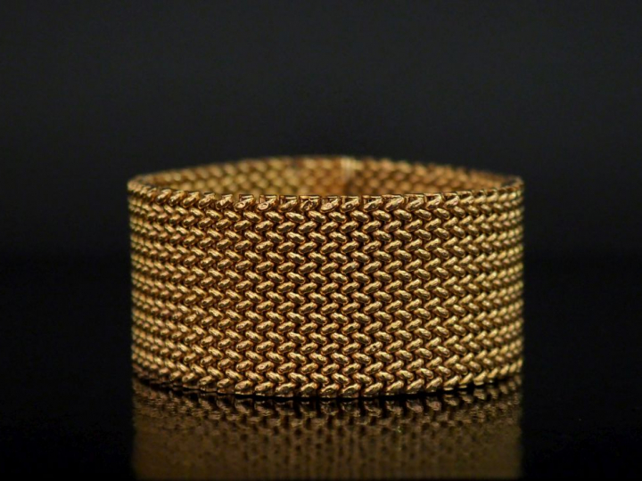 Large bracelet manchette en or jaune, maille plate tressée.  Long. 19,