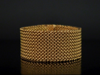 Vente aux enchères Large bracelet manchette en or jaune, maille plate tressée.  Long. 19,